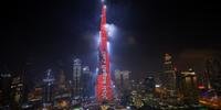 O Burj Khalifa de Dubai ficou iluminado em vermelho com um slogan escrito em árabe 