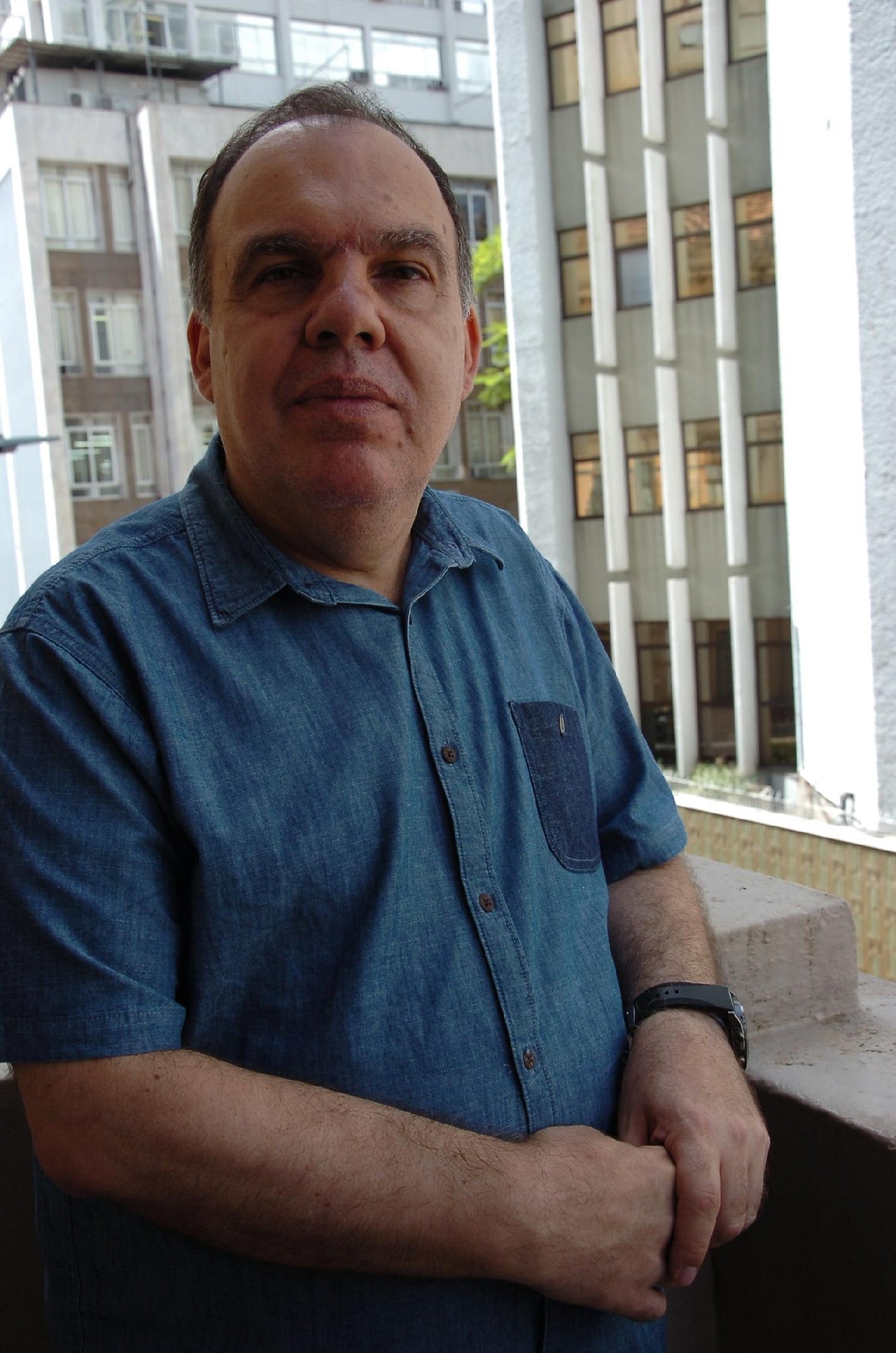 O Cartunista Luiz Gilmar Tatsch.
