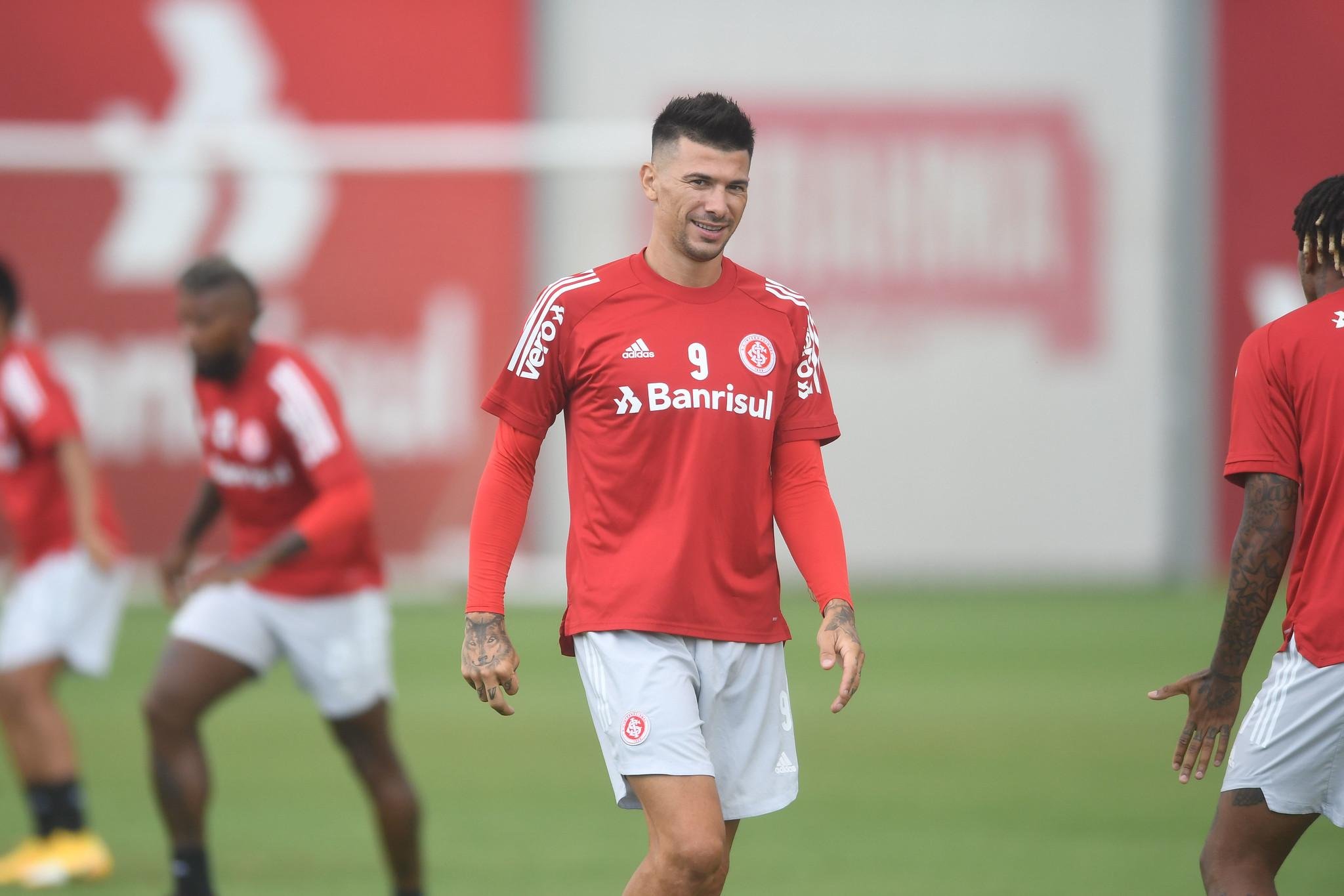 Cuesta deve ser titular do sistema defensivo nesta quarta-feira