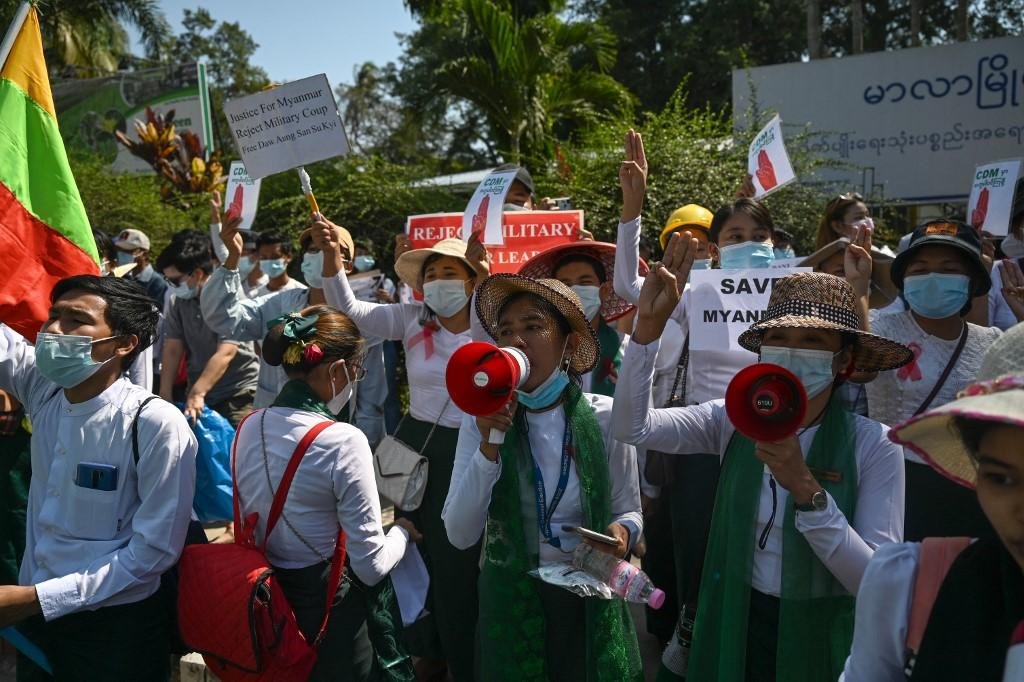 Milhares de pessoas tamb&eacute;m se reuniram em Naypyidaw, capital administrativa de Mianmar