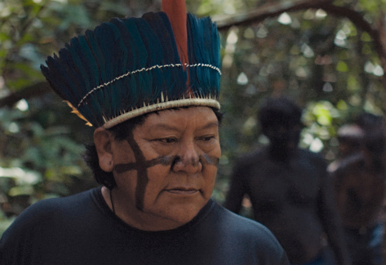 O escritor, xam&atilde; e l&iacute;der pol&iacute;tico Davi Kopenawa Yanomami busca proteger as tradi&ccedil;&otilde;es de sua comunidade
