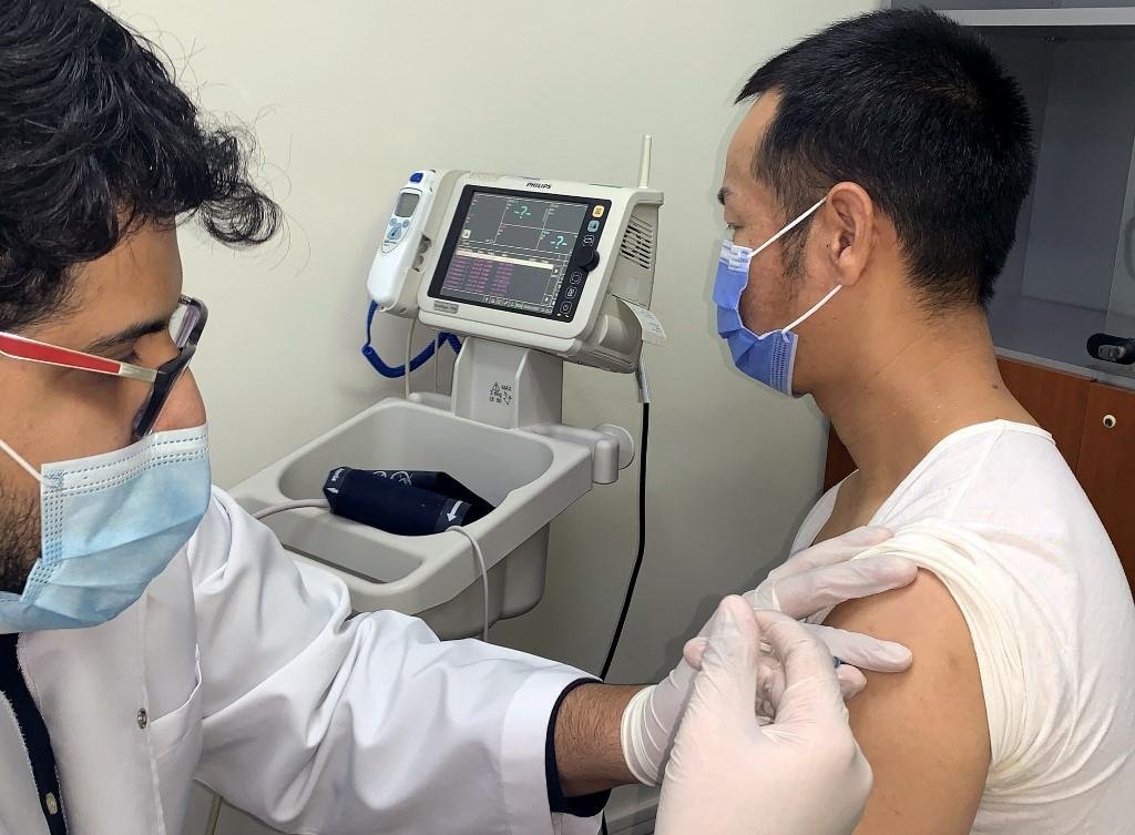 OMS recomenda que m&aacute;scaras continuem sendo usadas mesmo ap&oacute;s tomar vacina
