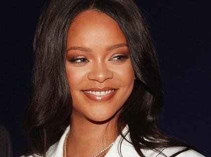 Rihanna, de 32 anos, &eacute; uma presen&ccedil;a frequente nos desfiles de moda