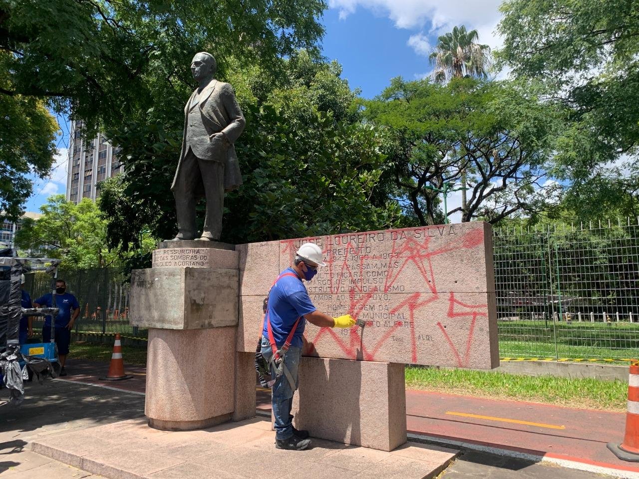 Um grupo de vereadores realizou a limpeza do monumento do ex-prefeito Jos&eacute; Loureiro da Silva