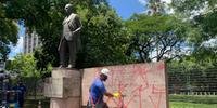 Um grupo de vereadores realizou a limpeza do monumento do ex-prefeito José Loureiro da Silva