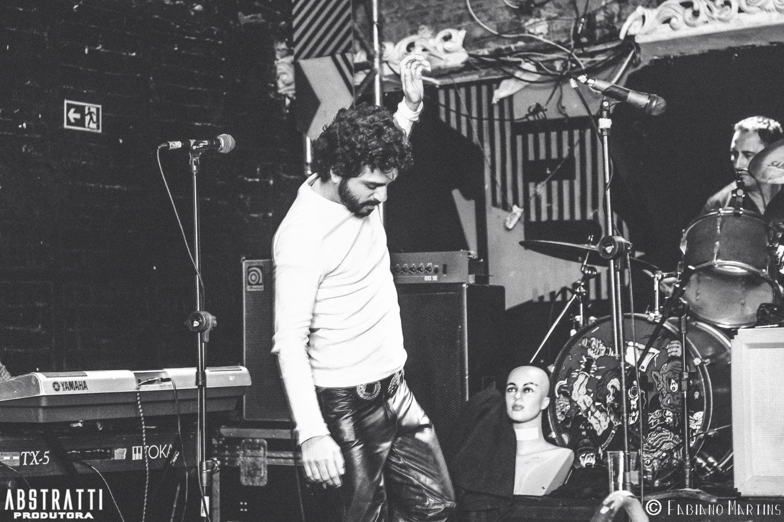 O vocalista Daniel Christian parece ser a reencarna&ccedil;&atilde;o de Jim Morrison no palco