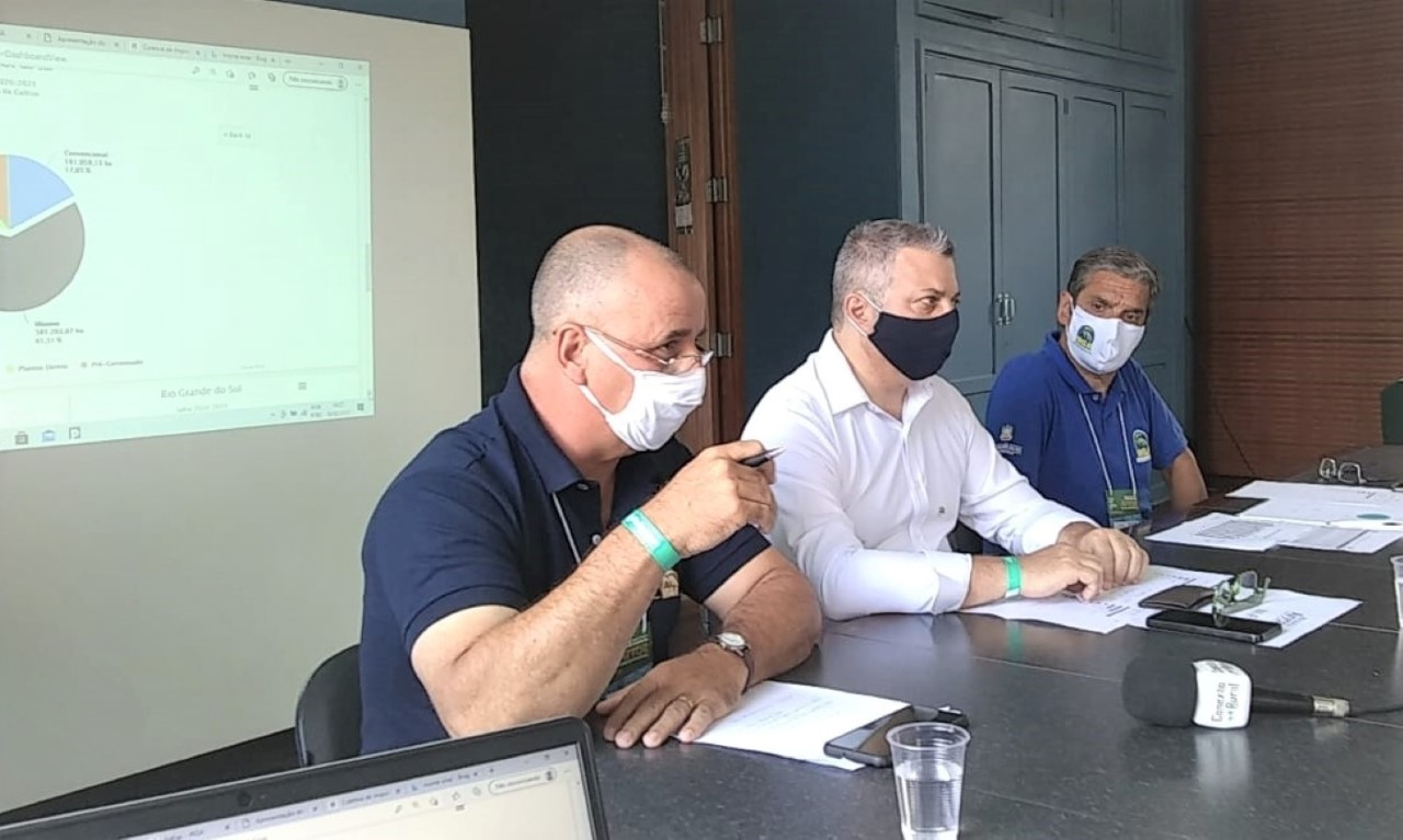 Gomes (&agrave; esquerda), Bonetti (centro) e Kroeff durante apresenta&ccedil;&atilde;o dos dadosAS
