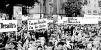 Os alemães protestavam contra as resoluções do Tratado de Versalhes.