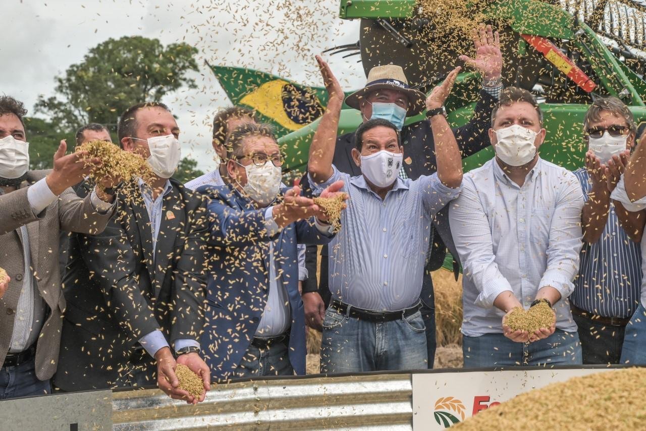 Mour&atilde;o, ao centro, afirmou em seu discurso que o Brasil &eacute; "pot&ecirc;ncia" no agroneg&oacute;cio e na quest&atilde;o ambiental
