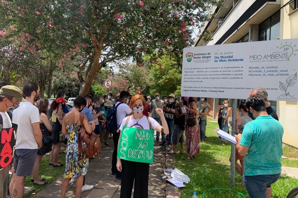 Mobiliza&ccedil;&atilde;o nesta quinta-feira foi junto &agrave; sede da Smamus com faixas e cartazes contra a mudan&ccedil;a da tradicional biblioteca da pasta