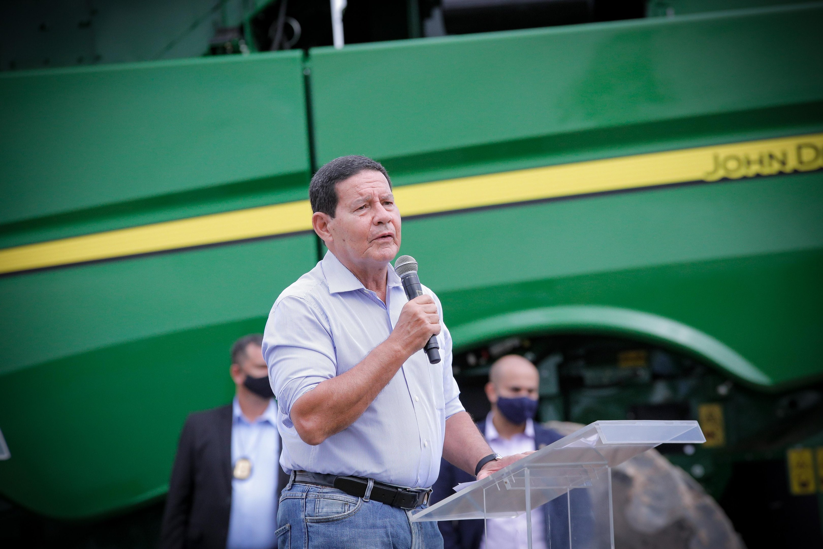 Vice-presidente disse que Bolsonaro &eacute; "obrigado a decidir" alguma forma de auxiliar a parcela da popula&ccedil;&atilde;o mais prejudicada