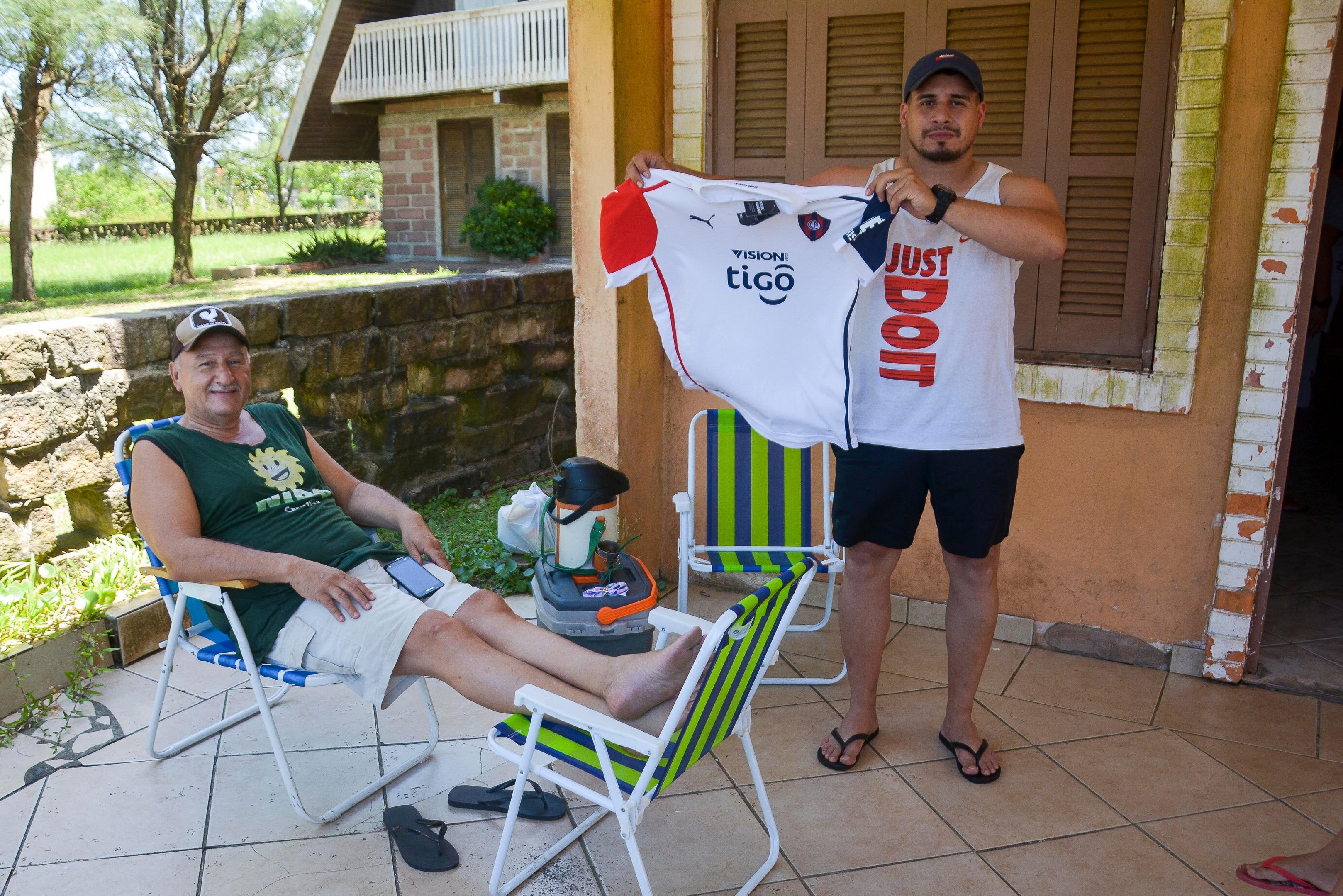 Moradores do pa&iacute;s fronteiri&ccedil;o viajam por mais de 13 horas para descansar no litoral ga&uacute;cho