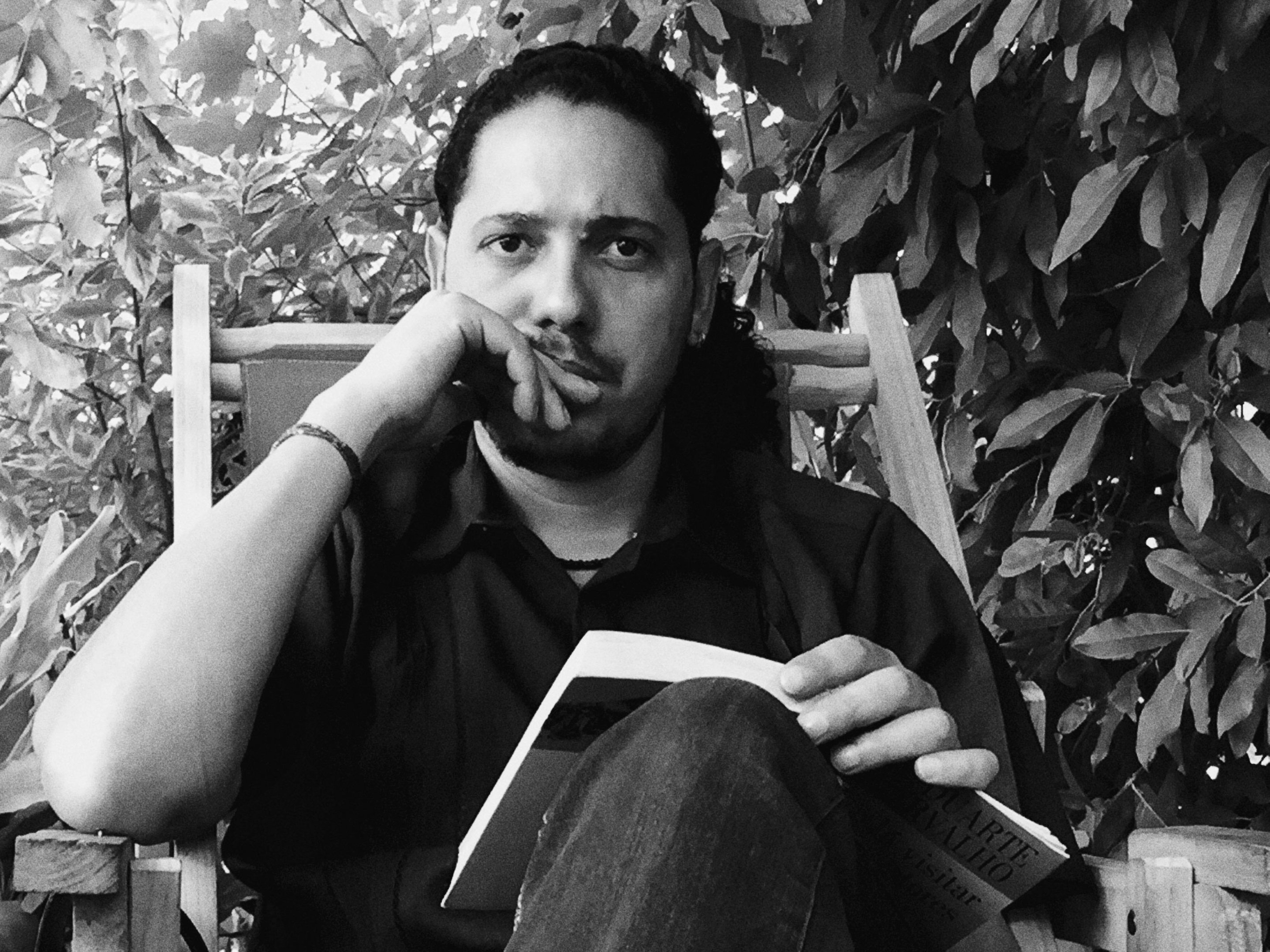 Ondjaki &eacute; artista pl&aacute;stico, cineasta, poeta e escritor, com  livros traduzidos na Fran&ccedil;a, Inglaterra, Alemanha, It&aacute;lia, Espanha e China