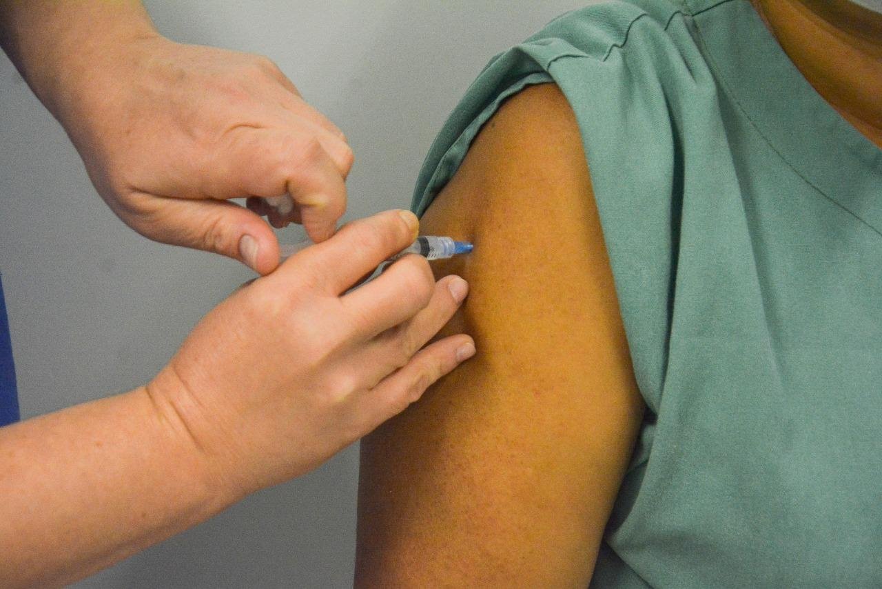 Acontece neste s&aacute;bado vacina&ccedil;&atilde;o de profissionais de sa&uacute;de que ainda n&atilde;o receberam a primeira dose