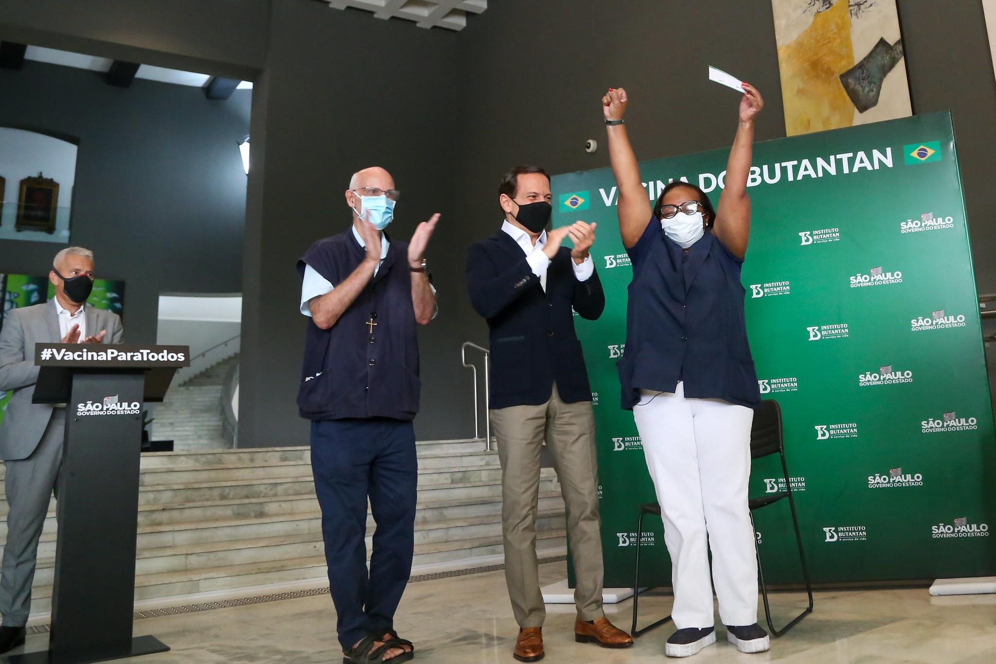 "Tomei a vacina do Butantan com muito orgulho", afirmou a enfermeira
