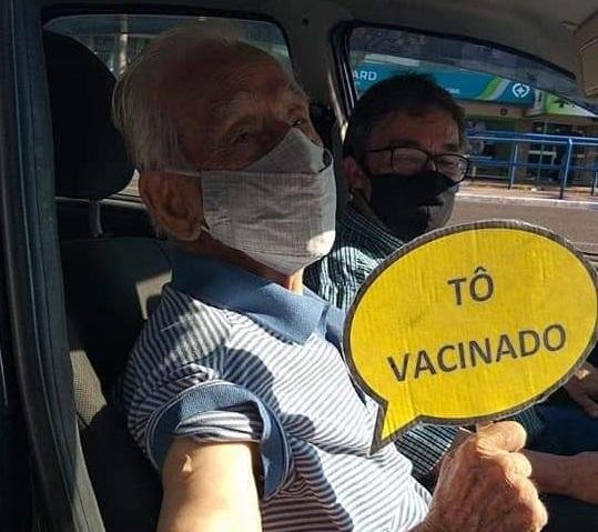 O ruralista aposentado Don&aacute;rio Dornelles, com 100 anos, foi um dos destaques na vacina&ccedil;&atilde;o