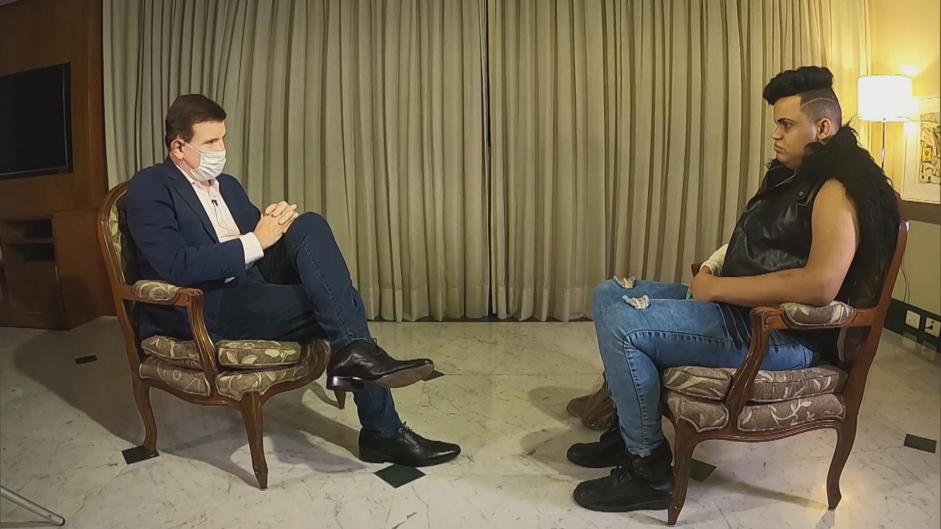 Roberto Cabrini entrevista Mc Maylon, que acusa cantor do Molejo de estupro