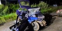 Ford Escort colidiu frontalmente em uma caminhonete na noite deste domingo