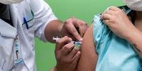 No caso dos profissionais da saúde, foram vacinados todos aqueles que atuam na linha de frente da Covid-19