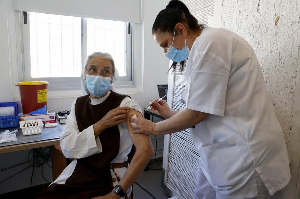 Israel informou que 3,8 milh&otilde;es de pessoas receberam sua primeira dose