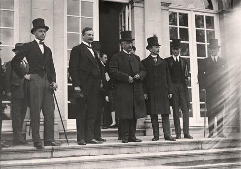 Walter Simons, com delegados alem&atilde;es, em Paris.