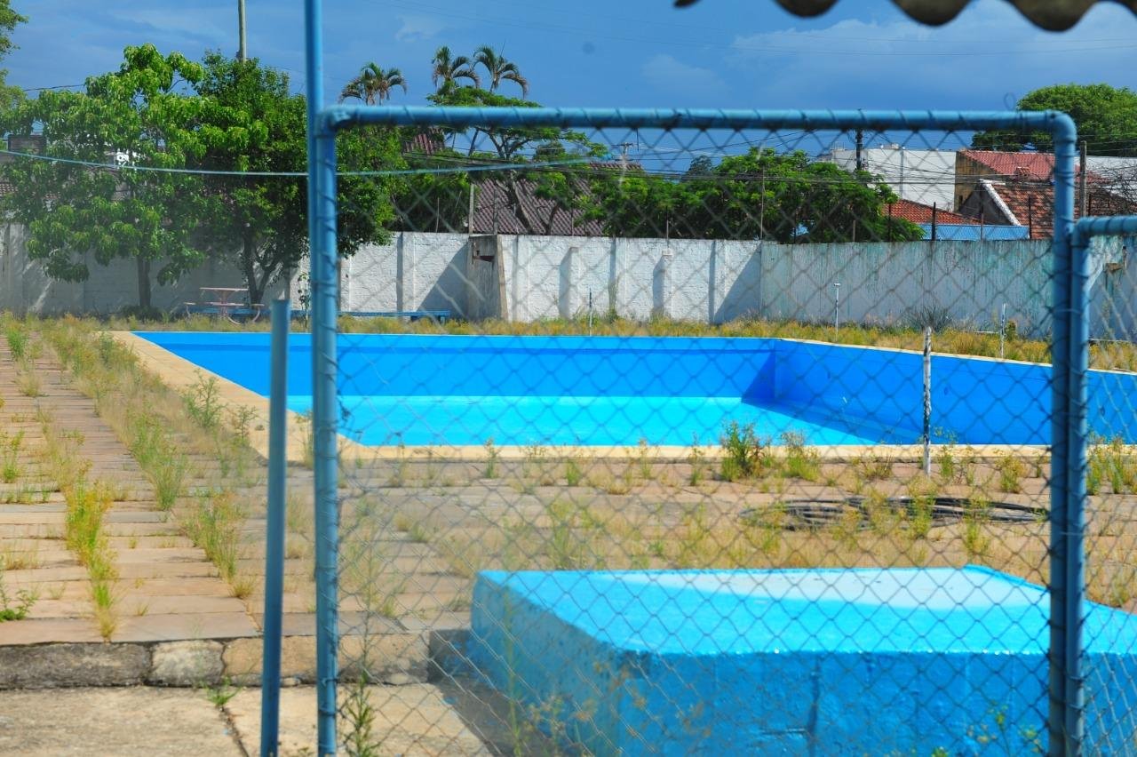 Cinco locais que disp&otilde;em de piscinas comunit&aacute;rias seguem fechados