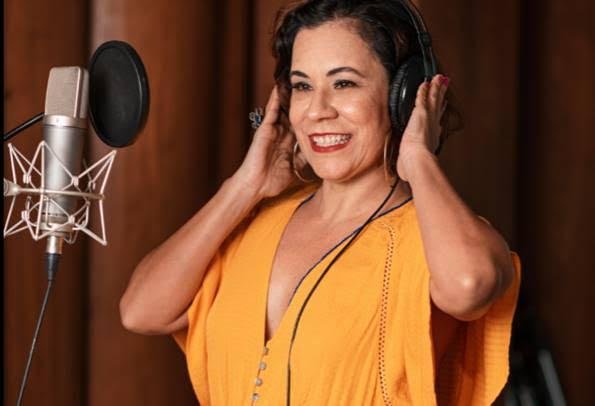 A cantora pernambucana Carla Rio  interpreta cl&aacute;ssicos conhecidos nas vozes de Elizeth Cardoso, Alcione, D. Ivone Lara, Beth Carvalho, entre outras