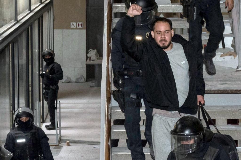 "Eles nunca v&atilde;o nos parar, n&atilde;o v&atilde;o nos dobrar!", gritou Has&eacute;l quando a pol&iacute;cia o escoltava para fora da Universidade de Lleida