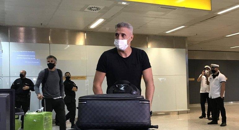 Ex-atacante argentino desembarcou no Aeroporto Internacional de Guarulhos no in&iacute;cio da tarde desta ter&ccedil;a-feira