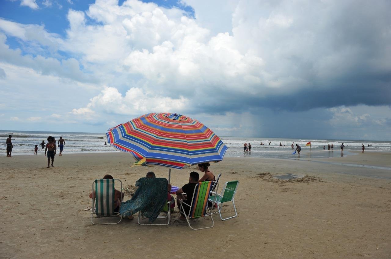 Em Balne&aacute;rio Pinhal, o mar estava com a bandeira amarela nesta ter&ccedil;a-feira