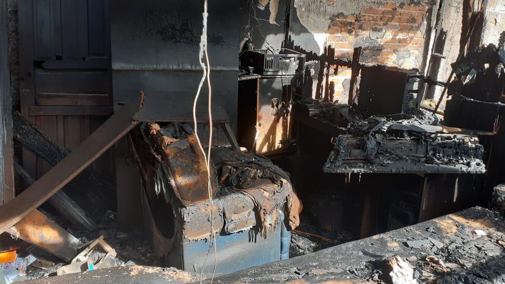 Fogo consumiu todas as roupas, cal&ccedil;ados, m&oacute;veis e eletrodom&eacute;sticos da fam&iacute;lia