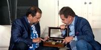 Amaury Jr. mostra a sua coleção de relógios para o apresentador Geraldo Luis