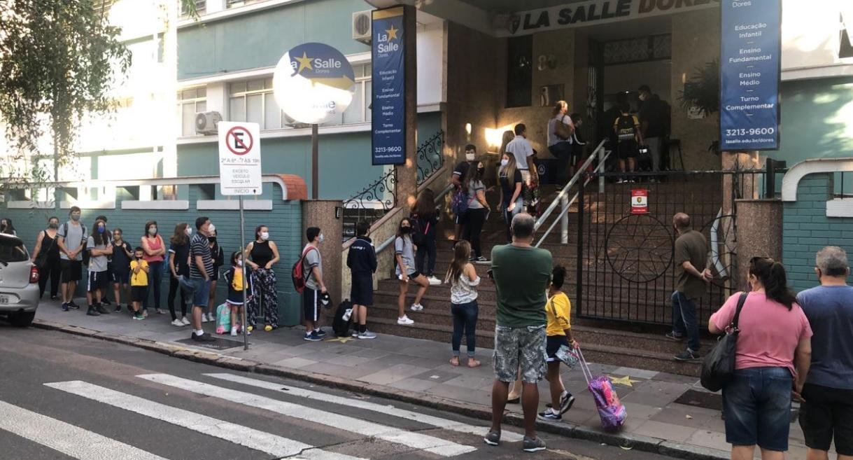 Filas se formaram em alguns locais para retorno