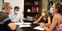 Reunião entre o prefeito Adiló Didomenico e a secretaria da Saúde  definiu  ampliação no horário de atendimento da UBS