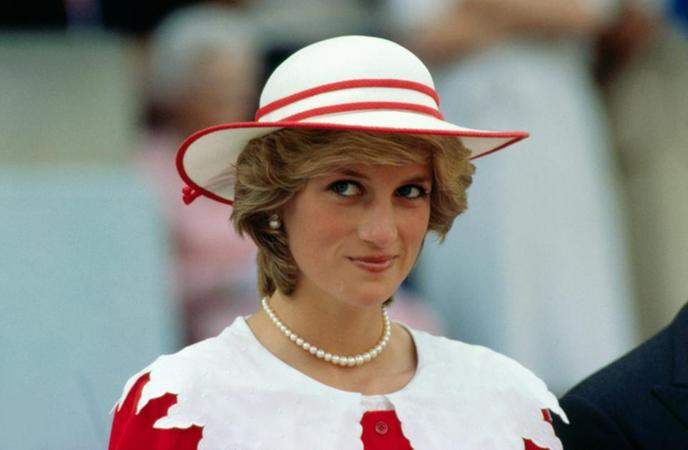 A est&aacute;tua da princesa Diana foi encomendada por William e Harry em 2017. O artista respons&aacute;vel &eacute; o escultor Ian Rank-Broadley
