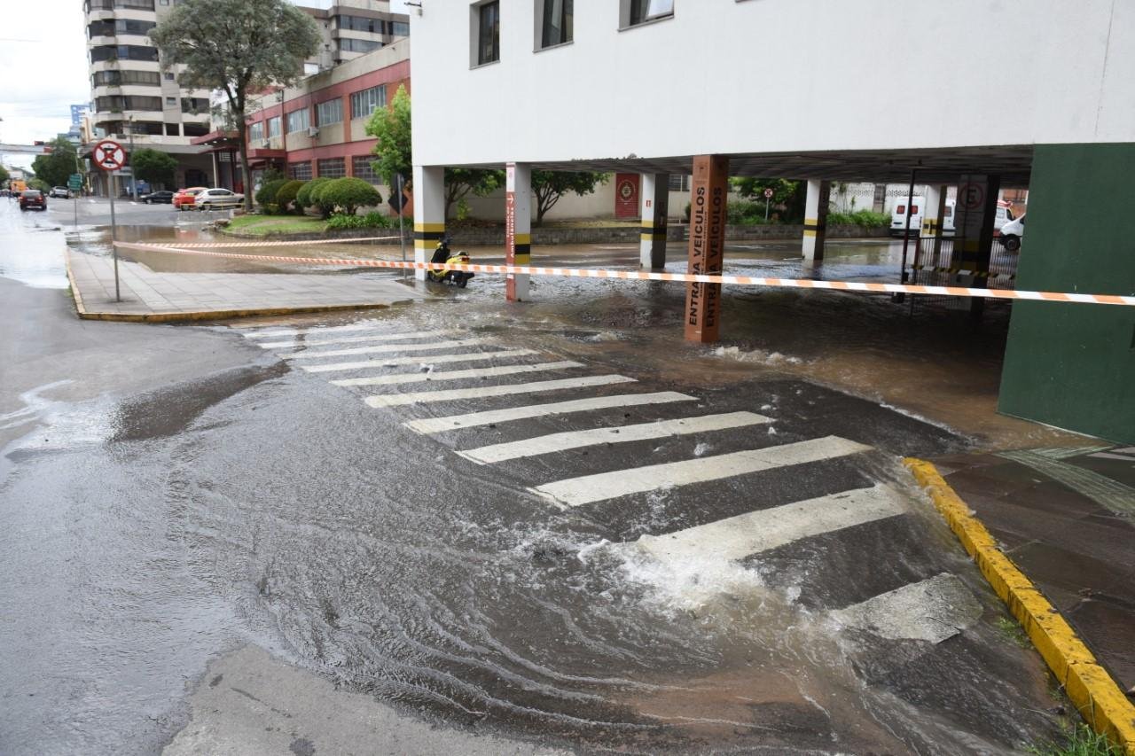 O tr&acirc;nsito no local ficou parcialmente bloqueado nesta quinta-feira