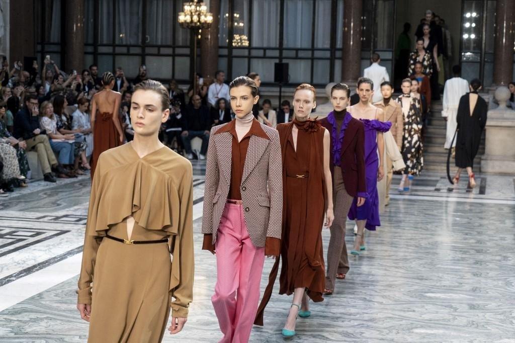 Modelos apresentam cria&ccedil;&otilde;es de Victoria Beckham durante a Fashion Week de Londres, em 15 de setembro de 2019