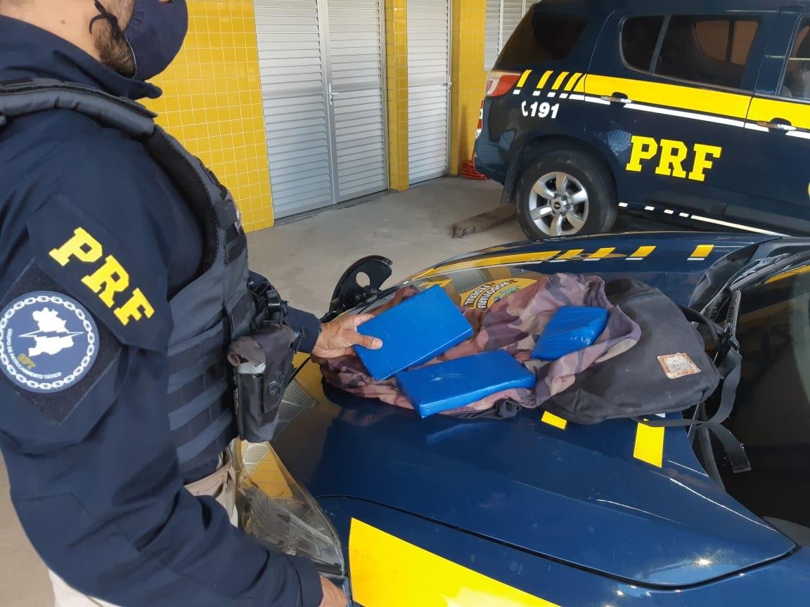 Coca&iacute;na foi encontrada dentro de uma mochila do jovem que tinha como destino Bag&eacute;