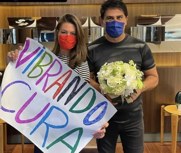 O apresentador C&eacute;sar Filho, que recebeu alta do hospital ap&oacute;s covid-19, ao lado da esposa
