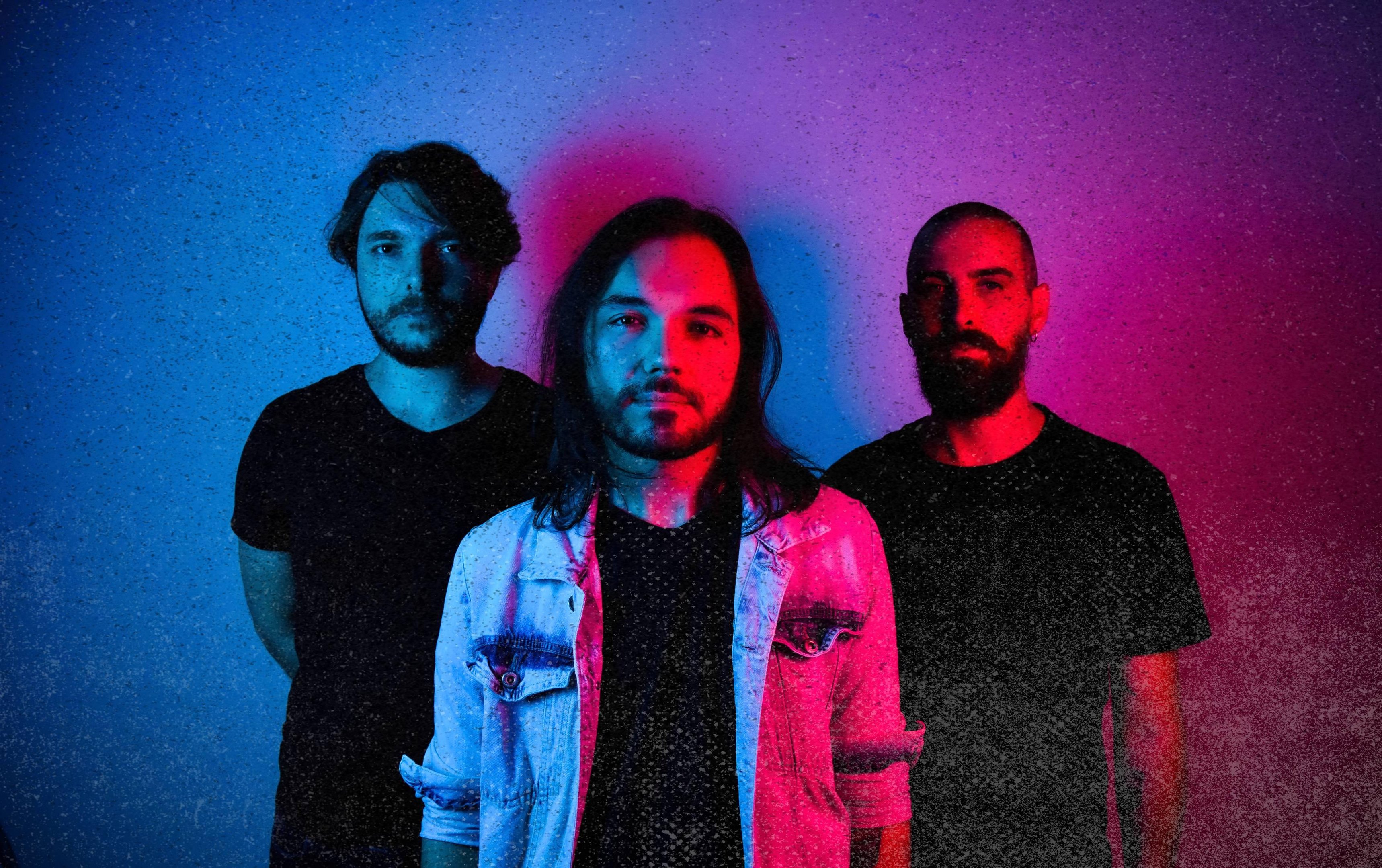 A Rebel Machine, agora um trio, vive nova fase, com elementos do Rock Escandinavo em seu som
