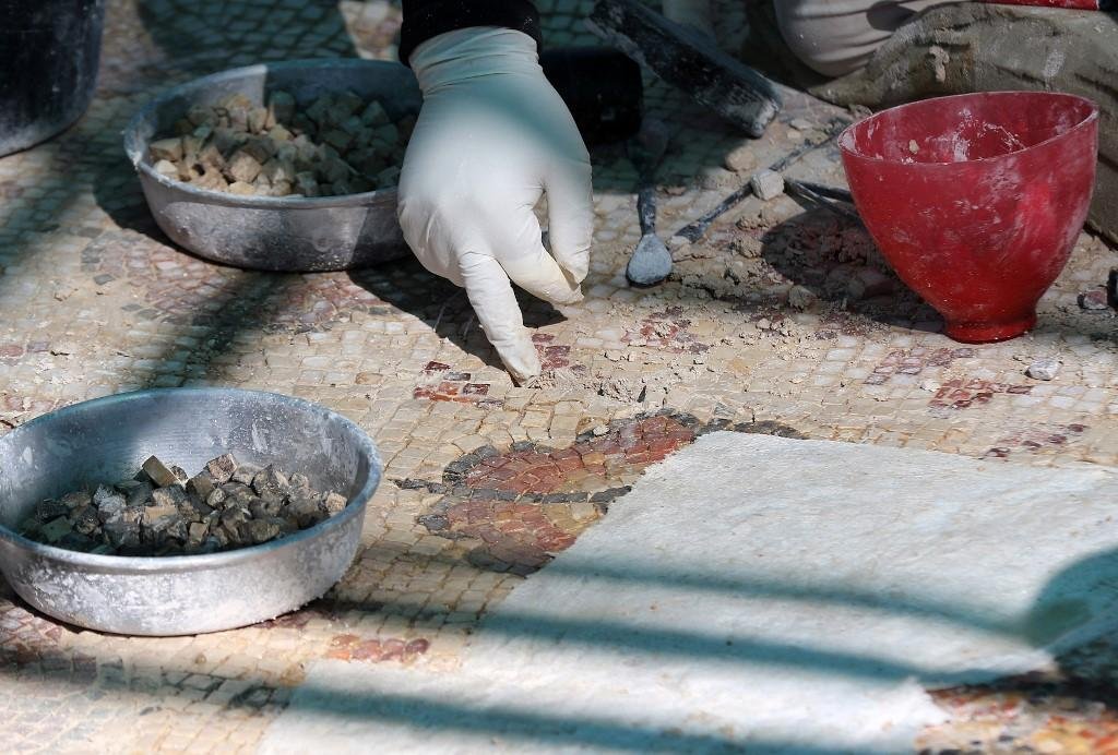 Um trabalhador restaura o piso de mosaico de uma antiga igreja bizantina na cidade jordaniana de Rihab, no dia 9 de fevereiro deste ano