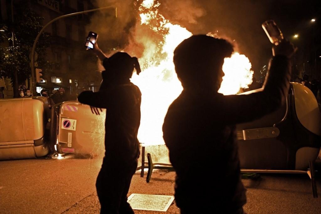 Confrontos entre a pol&iacute;cia e manifestantes que protestavam contra a pris&atilde;o do rapper espanhol Pablo Has&eacute;l