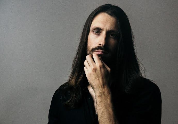 Pedro Longes traz um repert&oacute;rio autoral em formato voz, piano e viol&atilde;o
