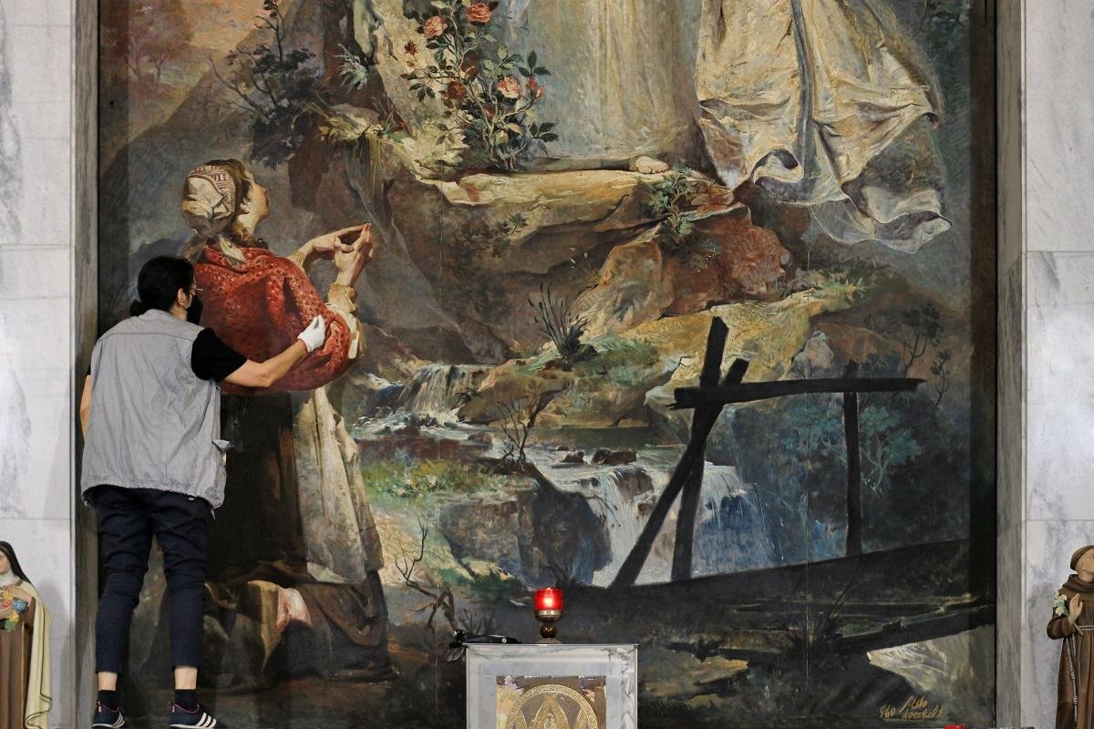 &Oacute;leo sobre tela &ldquo;A Apari&ccedil;&atilde;o da Virgem&rdquo; (1962), de Aldo Locatelli, ser&aacute; retirada do altar central e levada para a lateral da nave da igreja, onde permanecer&aacute; por um per&iacute;odo sendo restaurada