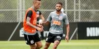 Meia Vitinho (d) e mais nove jogadores da base atuaram em treino dos reservas do grupo profissional do Corinthians