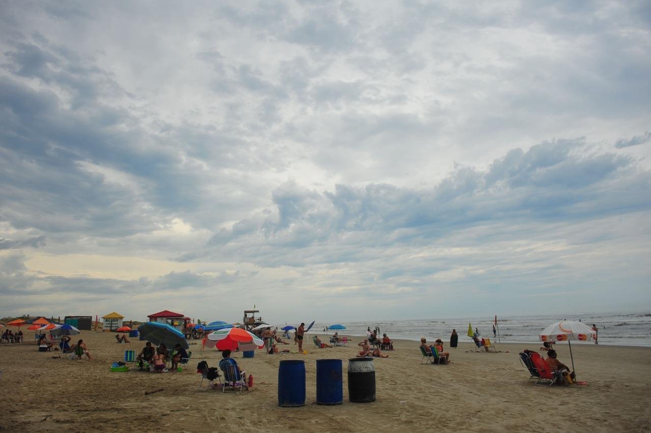 Chuva espantou muitos banhistas da beira do mar na manh&atilde; de hoje