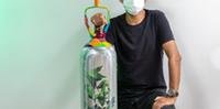 Artista paulistano transformou cilindro de oxigênio em desuso em obra de arte, chamada 