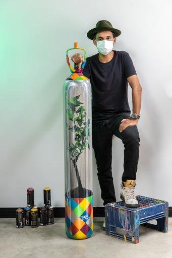 Artista paulistano transformou cilindro de oxig&ecirc;nio em desuso em obra de arte, chamada "Respirar"