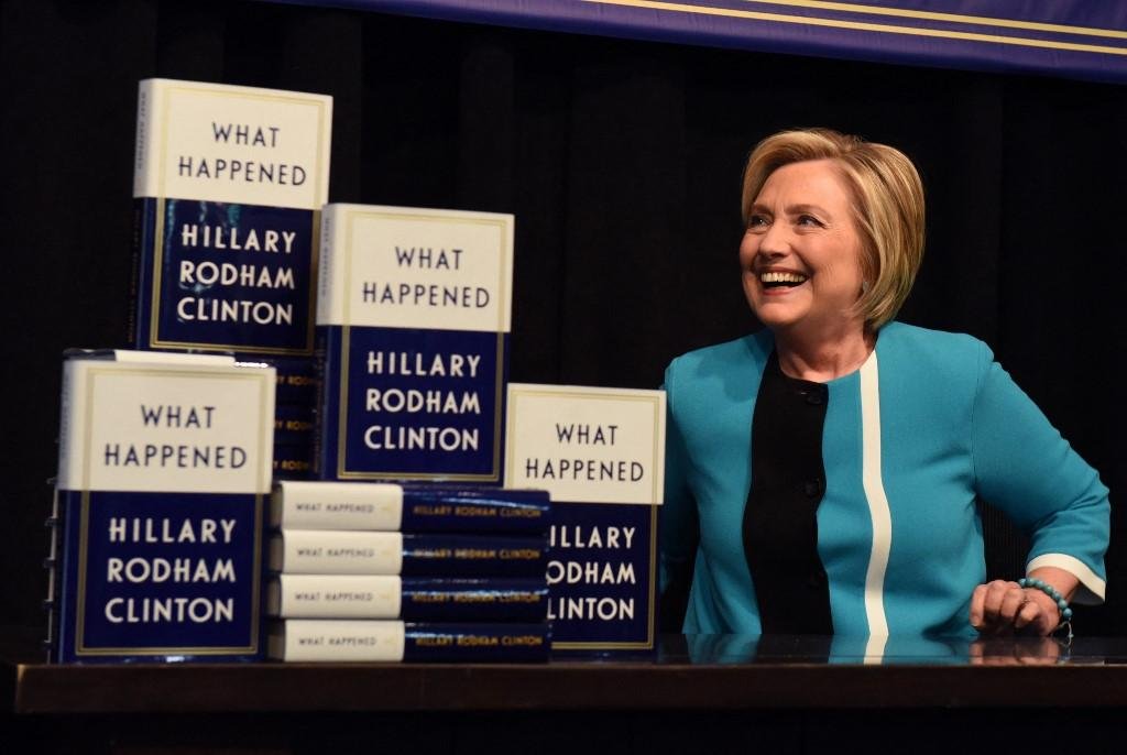 A ex-secret&aacute;ria de Estado americano Hillary Clinton e a escritora canadense Louise Penny publicar&atilde;o o suspense "State of Terror" (Estado de Terror, em tradu&ccedil;&atilde;o livre)