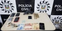 Ação da Polícia Civil em Uruguaiana apreendeu pistola, munições, drogas, dinheiro, celulares e balança de precisão